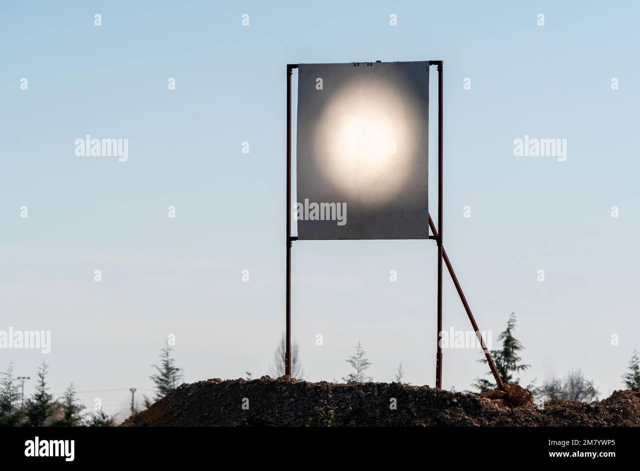 Große, flache Spiegel, die das Sonnenlicht verfolgen, werden als Heliostate bezeichnet und bündeln das Sonnenlicht auf einen Empfänger oben auf einem Turm. Heliostat-Tests werden durchgeführt. Stockfoto