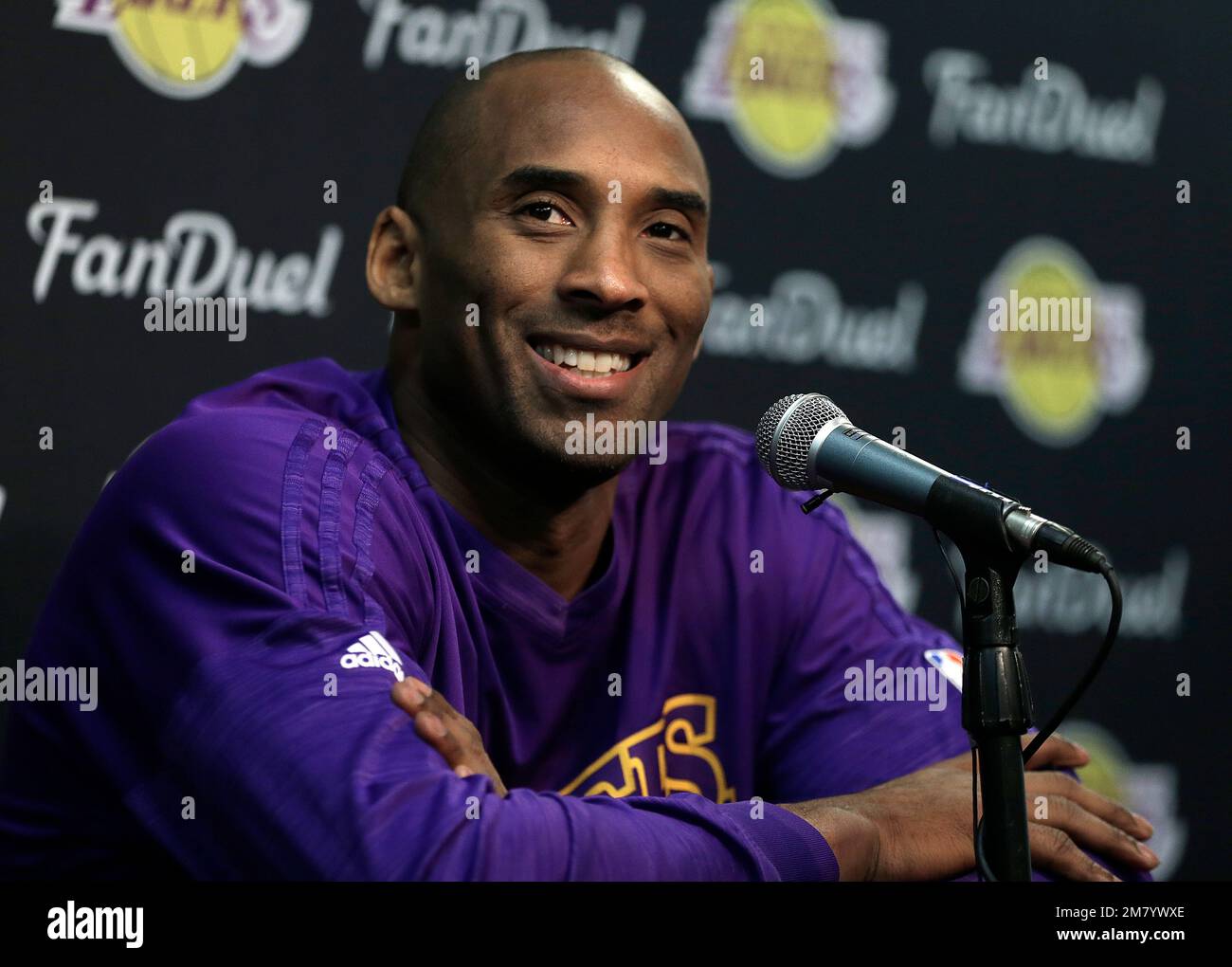 Kobe Bryant der Los Angeles Lakers lächelt 2016 auf einer Pressekonferenz Stockfoto