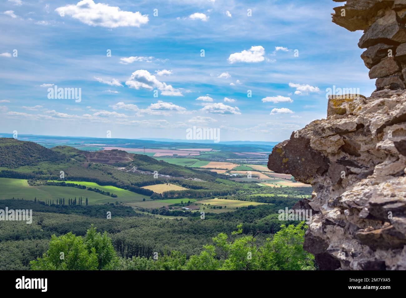 Ein wunderschönes Panorama aus dem Schatten der Überreste einer Burgmauer, Szanda, Ungarn Stockfoto