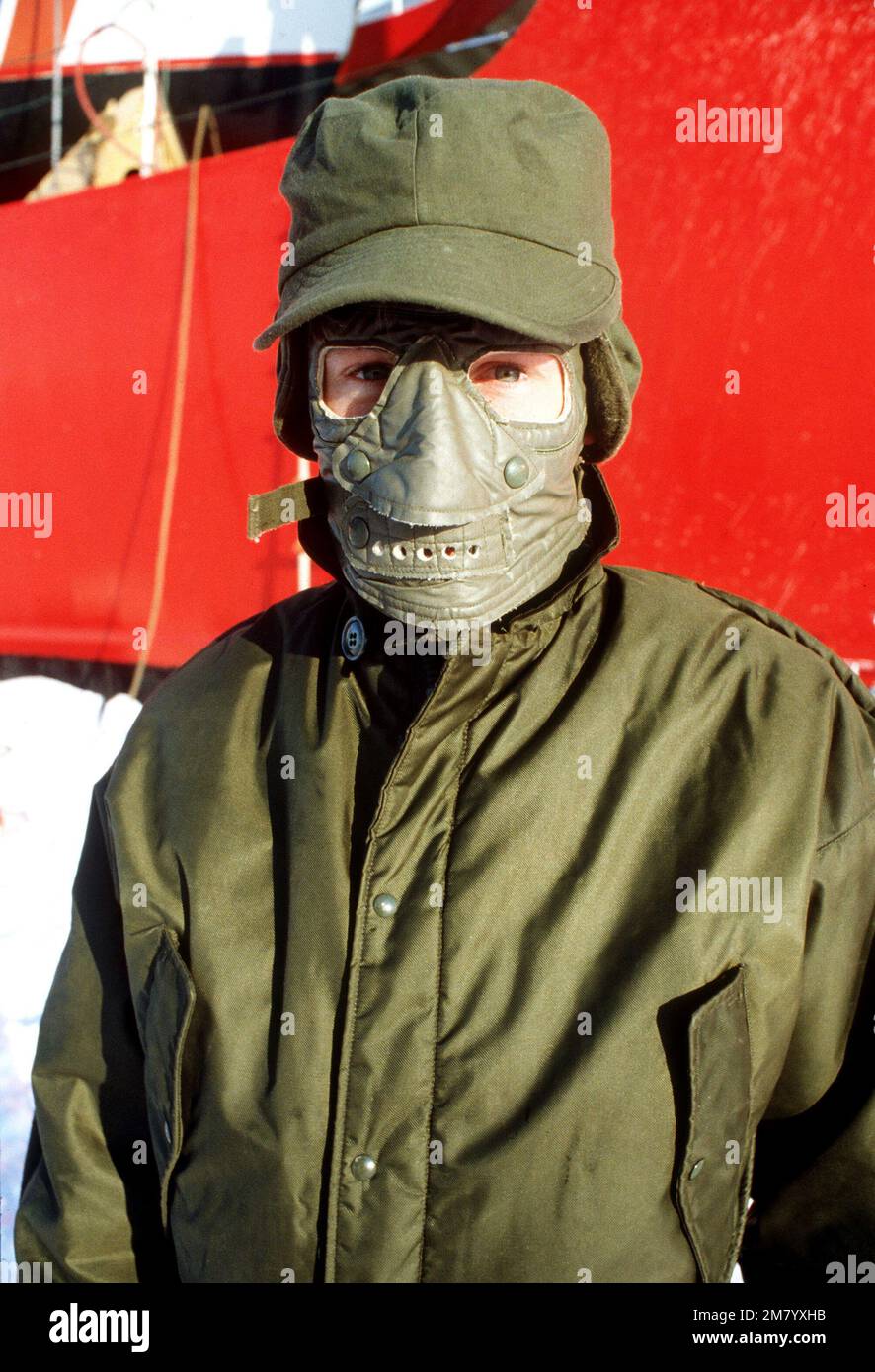 Ein Besatzungsmitglied an Bord des Eisbrechers USCGC POLAR STAR (WAGB-10) der US Coast Guard trägt Schutzkleidung, um sich vor dem -30-Grad-Wetter zu schützen. Land: Antarktis (ATA) Stockfoto
