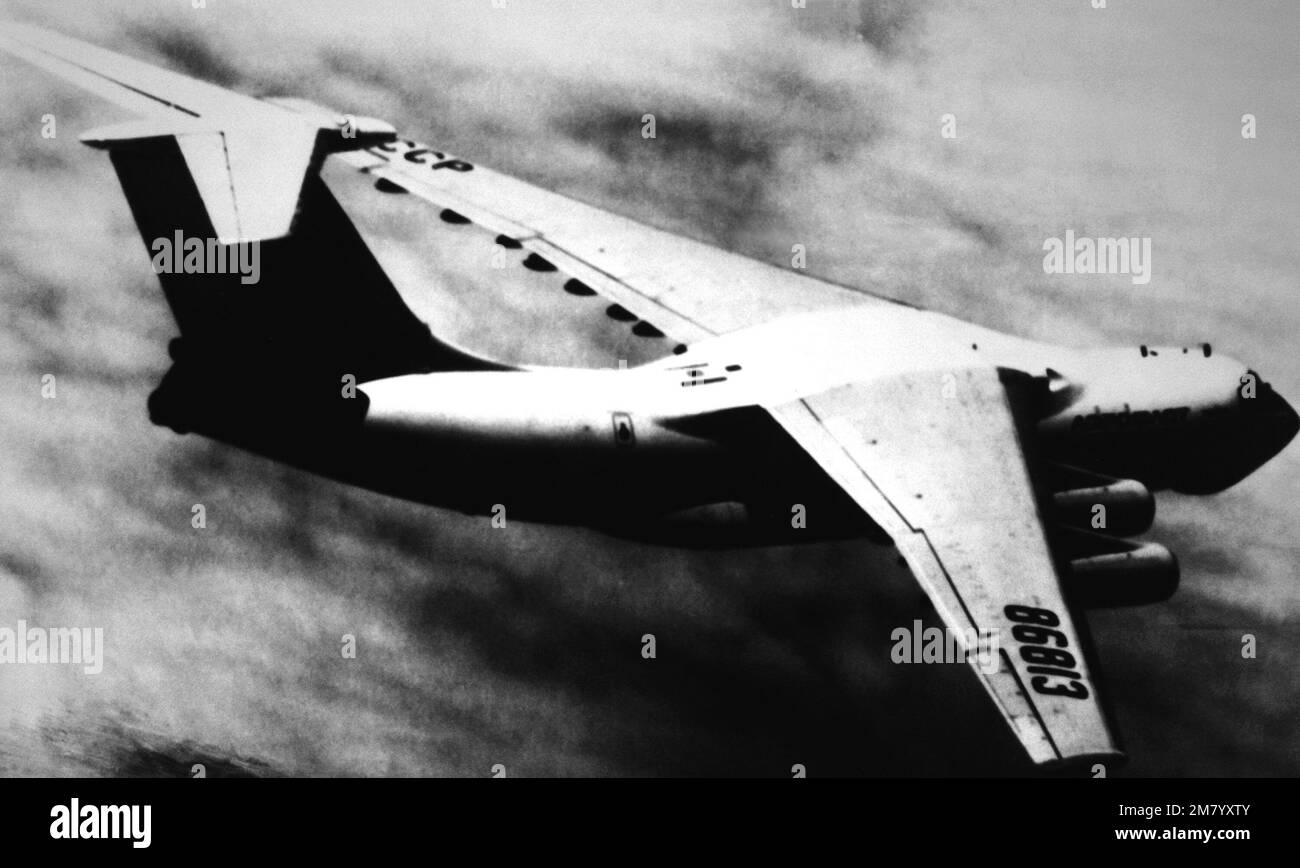 Rechte Seitenansicht eines sowjetischen IL-76-Langstrecken-Jet-Transportflugzeugs. "Sowjetische Militärmacht", 1983, Seite 94. Land: Unbekannt Stockfoto