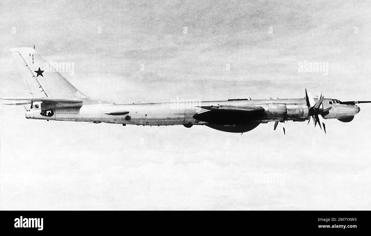 Rechte Seitenansicht eines sowjetischen TU-95 Bear D Flugzeugs im Flug. "Sowjetische Militärmacht", 1983, Seite 98-99. Land: Unbekannt Stockfoto