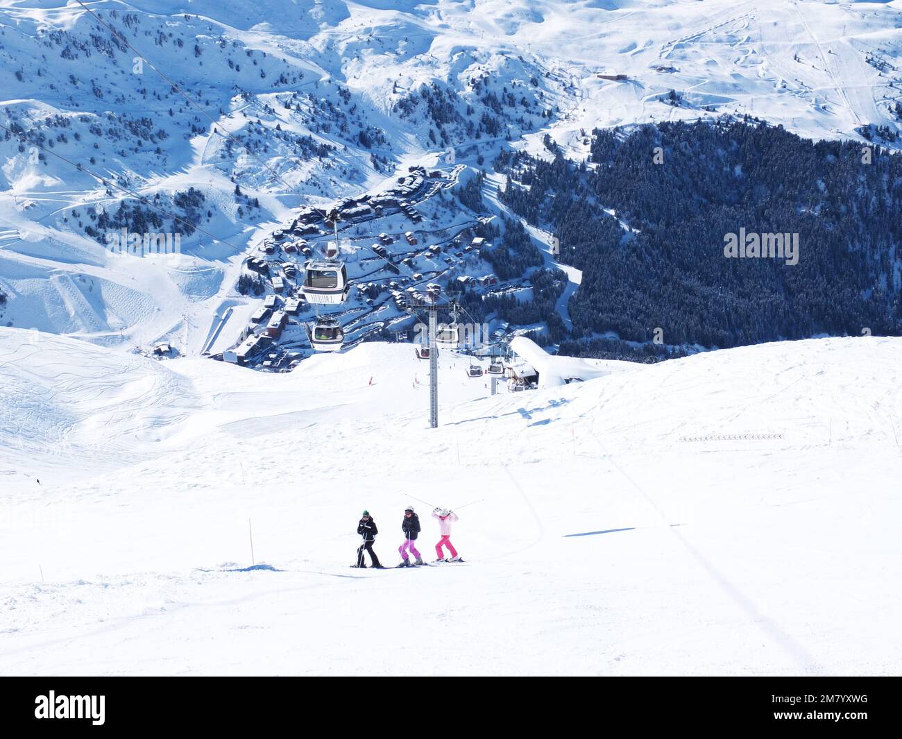 3 Personen halten auf der Piste in Meribel, Savoie, Frankreich. Stockfoto