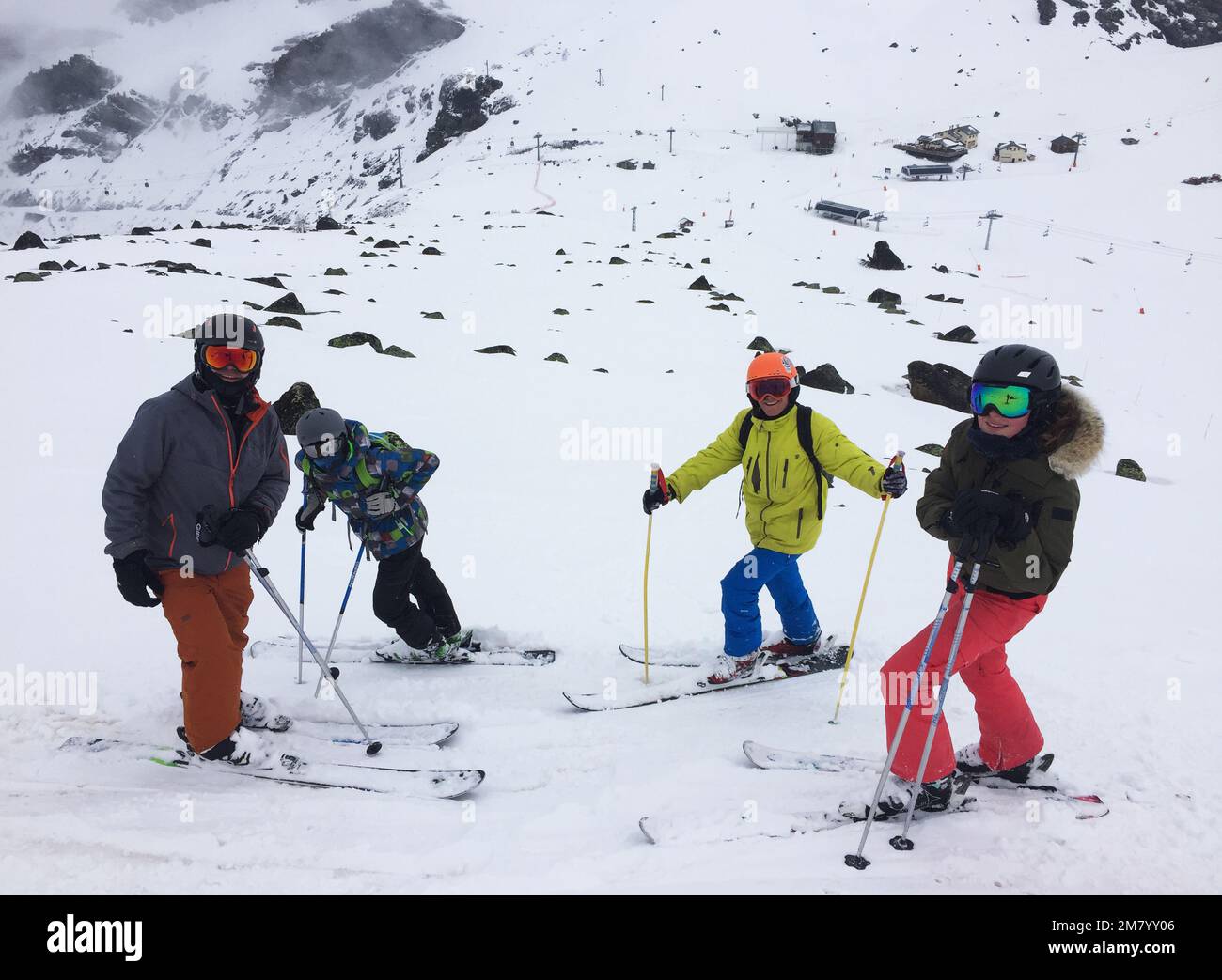 Eine Familienpause auf der Piste über Orelle im Skigebiet 3 Valley. Stockfoto