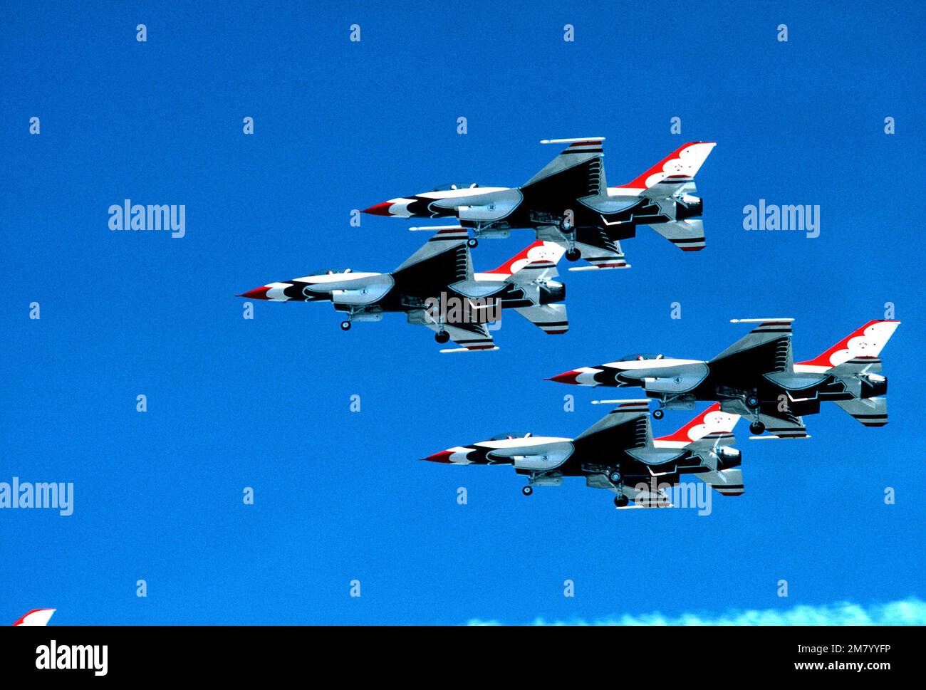 Eine Air-to-Air-Ansicht von der linken Unterseite von vier F-16 Kampfflugzeugen mit Falcon in Diamantenform, während das Air Force Thunderbirds Flight Demonstration Team sie zum ersten Mal in einer Flugshow verwendet. Basis: Luftwaffenstützpunkt Nellis Bundesstaat: Nevada (NV) Land: Vereinigte Staaten von Amerika (USA) Stockfoto