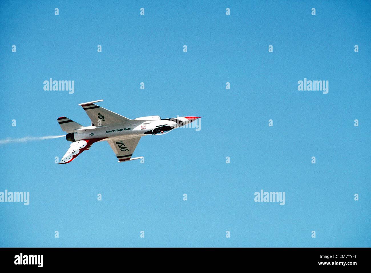 Eine Luftaufnahme eines umgedrehten F-16-Kampfflugzeugs gegen Falcon, während das Air Force Thunderbirds Flight Demonstration Team es zum ersten Mal in einer Flugschau verwendet. Basis: Luftwaffenstützpunkt Nellis Bundesstaat: Nevada (NV) Land: Vereinigte Staaten von Amerika (USA) Stockfoto
