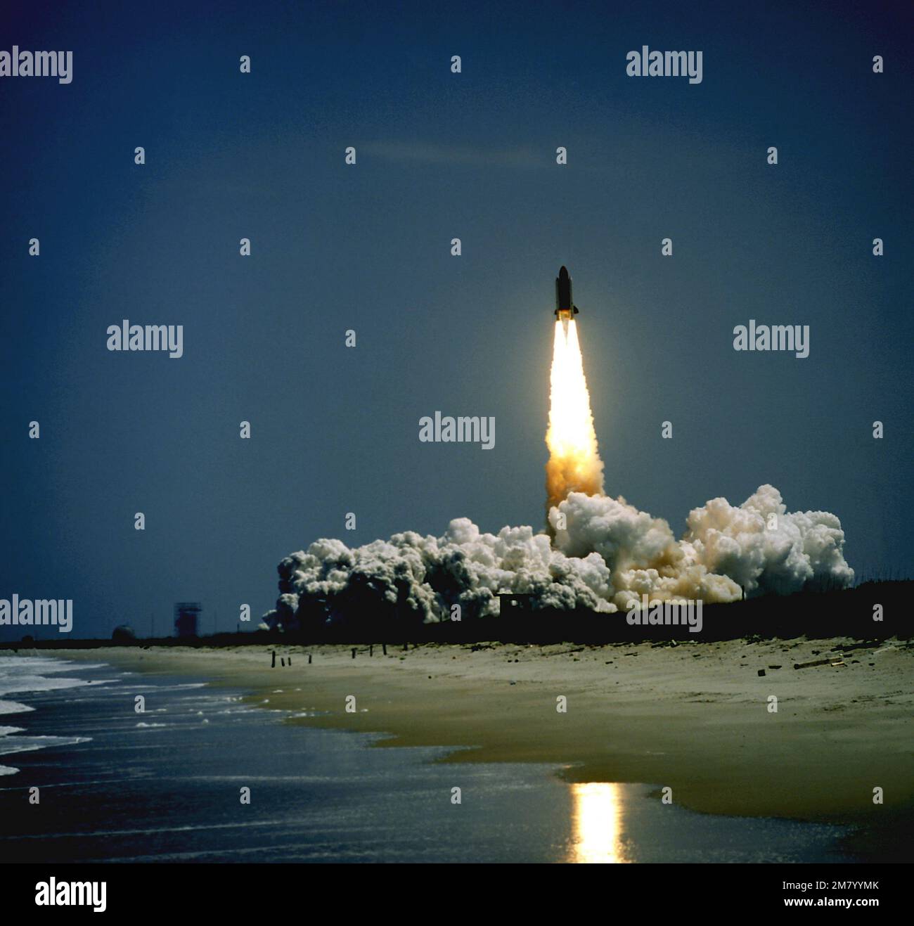 Das Space Shuttle Challenger hebt sich von der komplexen Startrampe 39A ab. Basis: Kennedy Space Center Bundesstaat: Florida (FL) Land: Vereinigte Staaten von Amerika (USA) Stockfoto