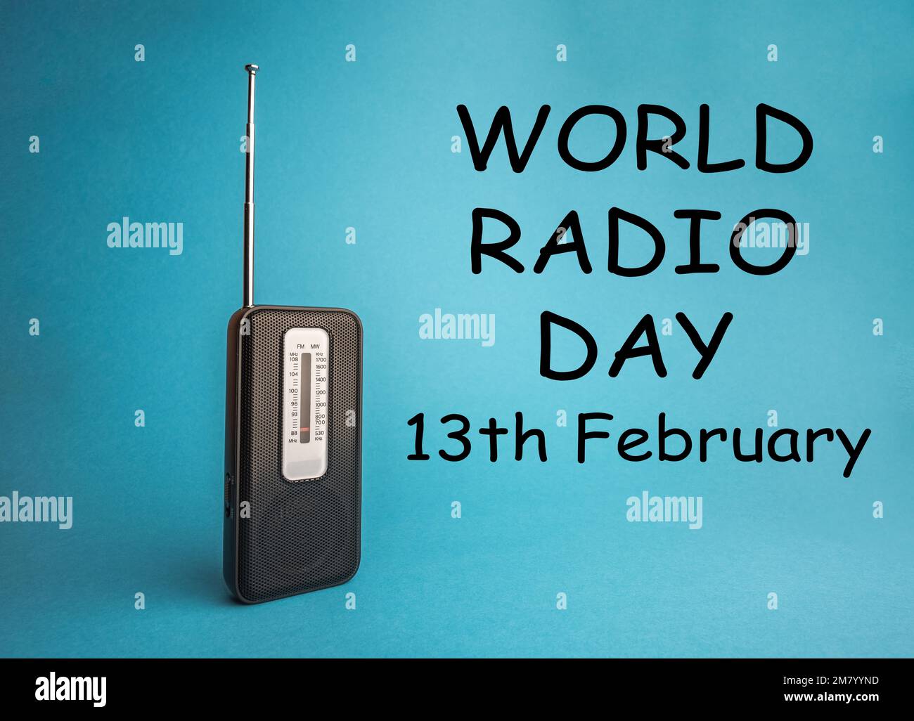 World Radio Day 13 Februar Text mit Radio auf blauem Hintergrund. Selektiver Fokus Stockfoto