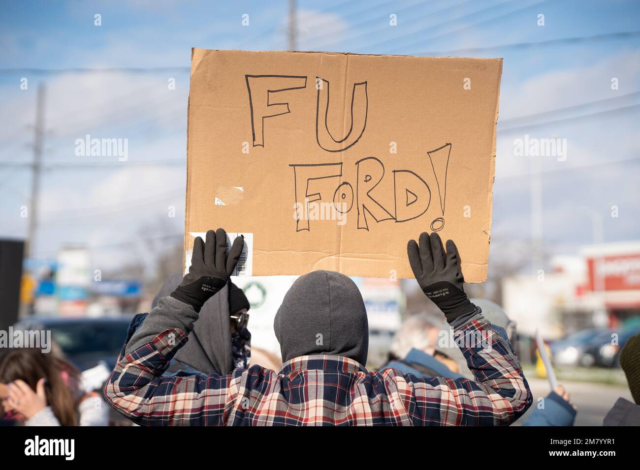Ein Mann hält ein Schild hoch und verurteilt Ontario Premier Doug Ford für seine Pläne, den Green Belt vor dem Wahlbezirk des Premierministers zu zerstören. Stockfoto