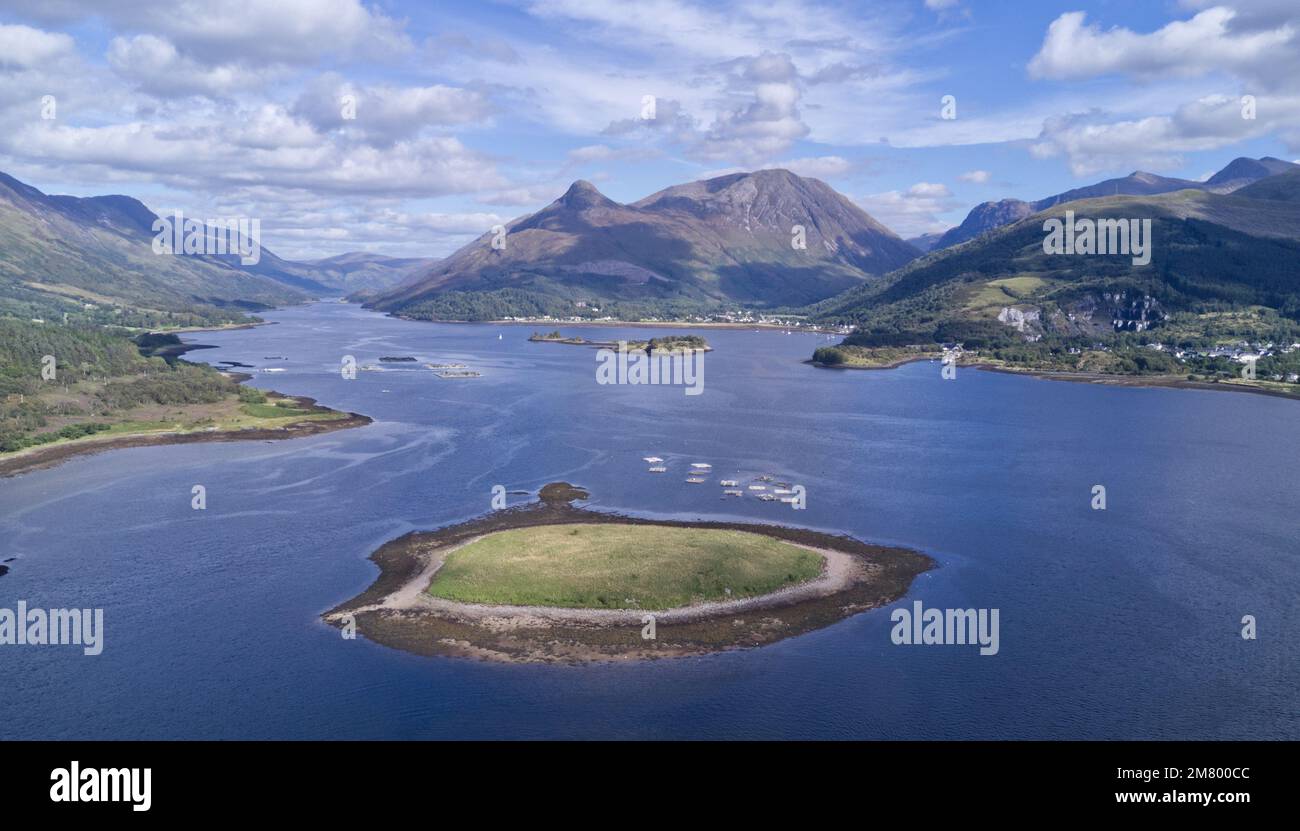 Blick auf Loch Linnhe in Richtung Glencoe, Pap of Glencoe, Ben Nevis und Fort William, Highlands, Schottland. Stockfoto