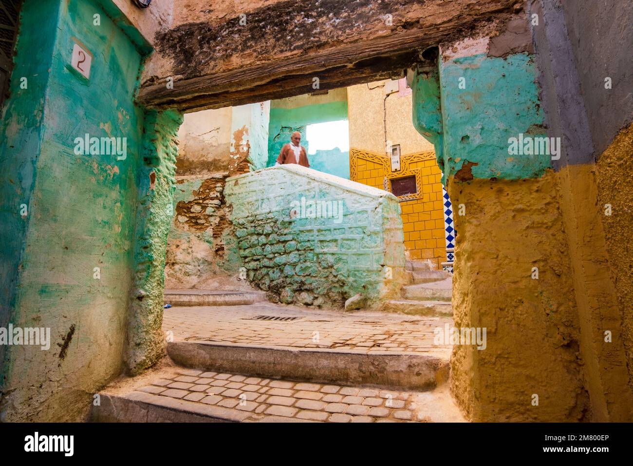 Moulay Idriss, Marokko - 5. November 2022: Arabischer Mann auf einer farbenfrohen arabischen Straße Stockfoto