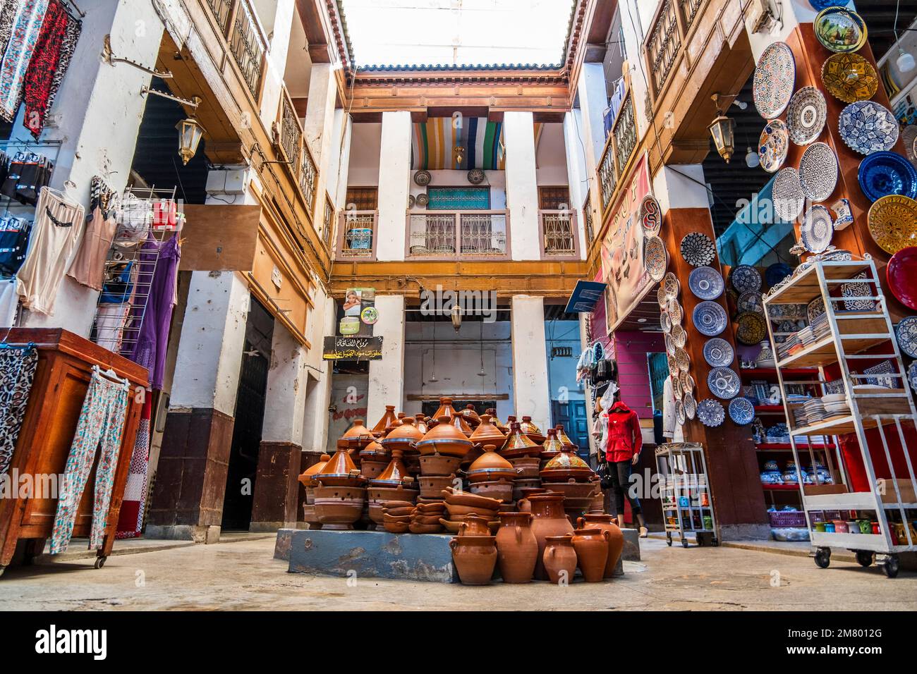 Einkaufen Sie im Innenhof mit traditionellem Tajine-Topf in der Mitte, Fez, Marokko, Nordafrika Stockfoto