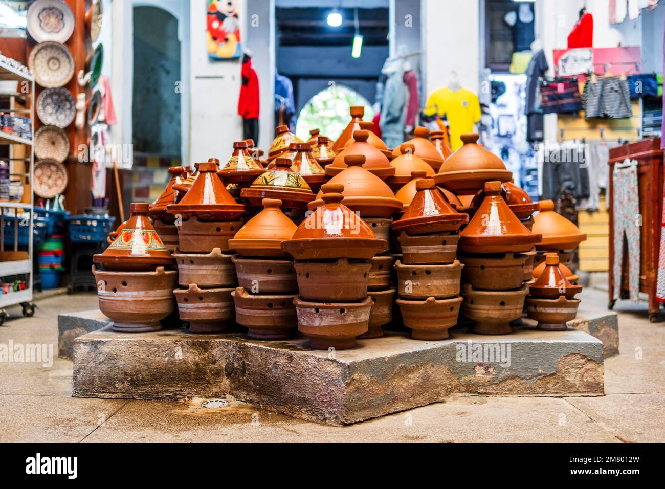 Handgemachter Tajine-Topf, verkauft auf der Straße von Fez, Marokko, Nordafrika Stockfoto