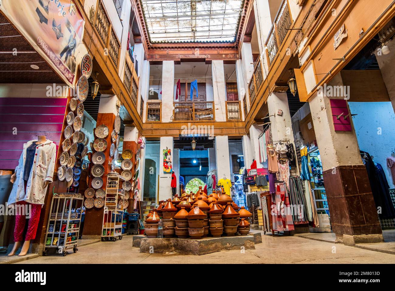 Einkaufen Sie im Innenhof mit traditionellem Tajine-Topf in der Mitte, Fez, Marokko, Nordafrika Stockfoto