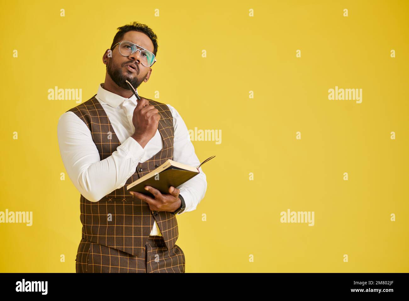 Porträt eines nachdenklichen Unternehmerplaners Stockfoto