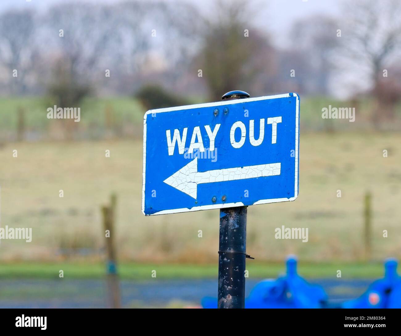 Altes blaues und weißes Schild an einem Metallpfosten Stockfoto