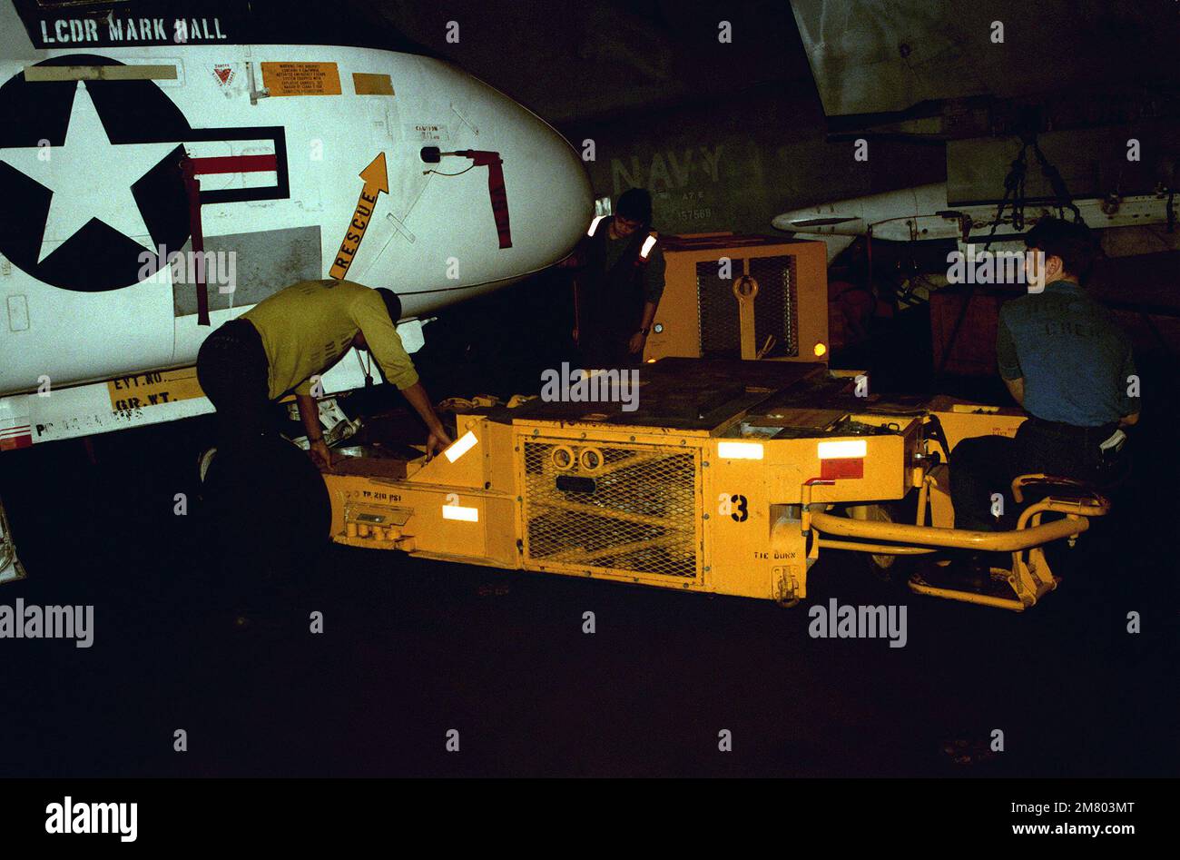 Ein Besatzungsmitglied auf dem Hangardeck setzt einen SD-1D-Spähwagen ein Wikingerflugzeug S-3A auf das Hangardeck des nuklearbetriebenen Flugzeugträgers USS DWIGHT D. EISENHOWER (CVN 69). Basis: USS Dwight D Eisenhower (CVN 69) Land: Mittelmeer (MED) Stockfoto