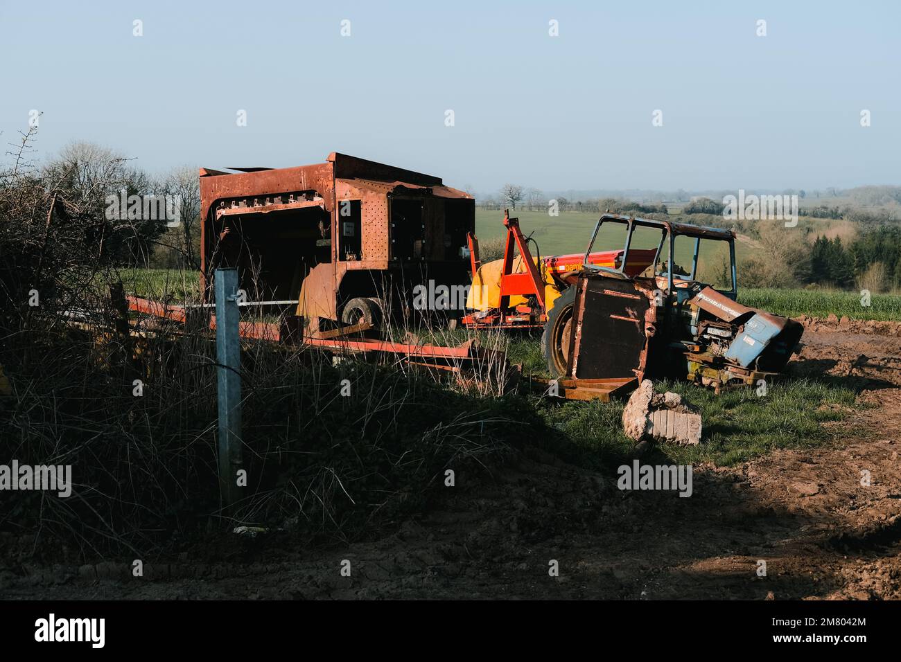 Eine Nahaufnahme alter und rostiger Landmaschinen und landwirtschaftlicher Geräte auf einem Feld in Somerset, Großbritannien Stockfoto