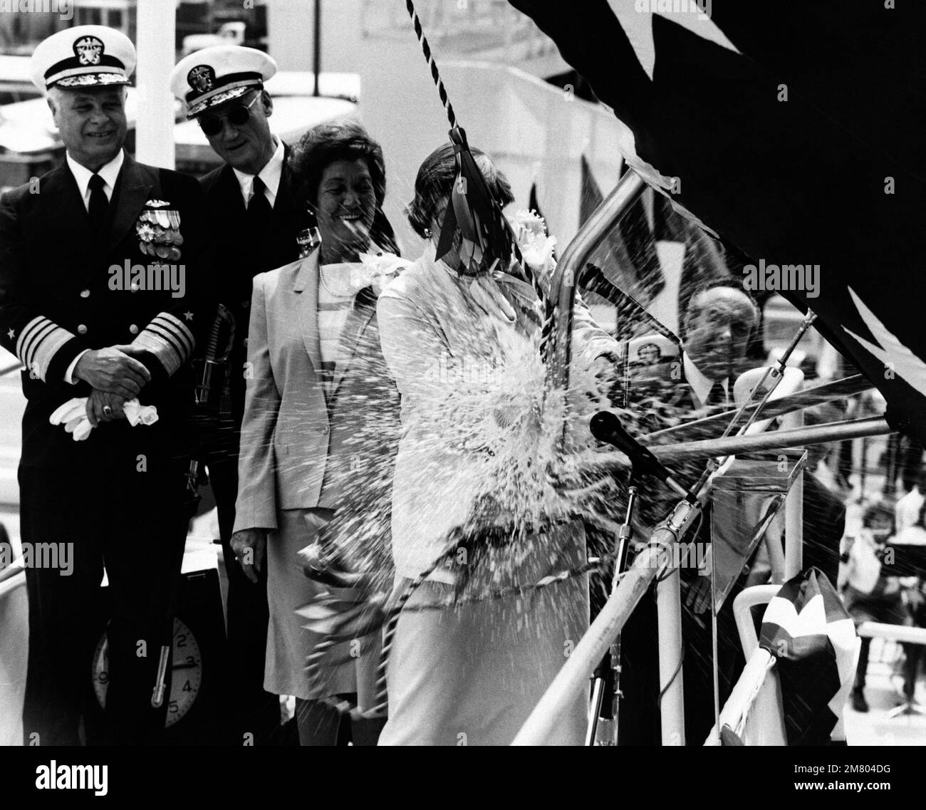 Dorothy Williams christet das nuklearbetriebene Angriffs-U-Boot USS OLYMPIA (SSN-717) während der Abschusszeremonien. ADM John G. Williams, Chief of Naval Material (links), VADM Edward P. Travers (Mitte) und Marjorie Travers (rechts), die Ehrenwächter für die Einführung. Basis: Newport News Bundesstaat: Virginia (VA) Land: Vereinigte Staaten von Amerika (USA) Stockfoto