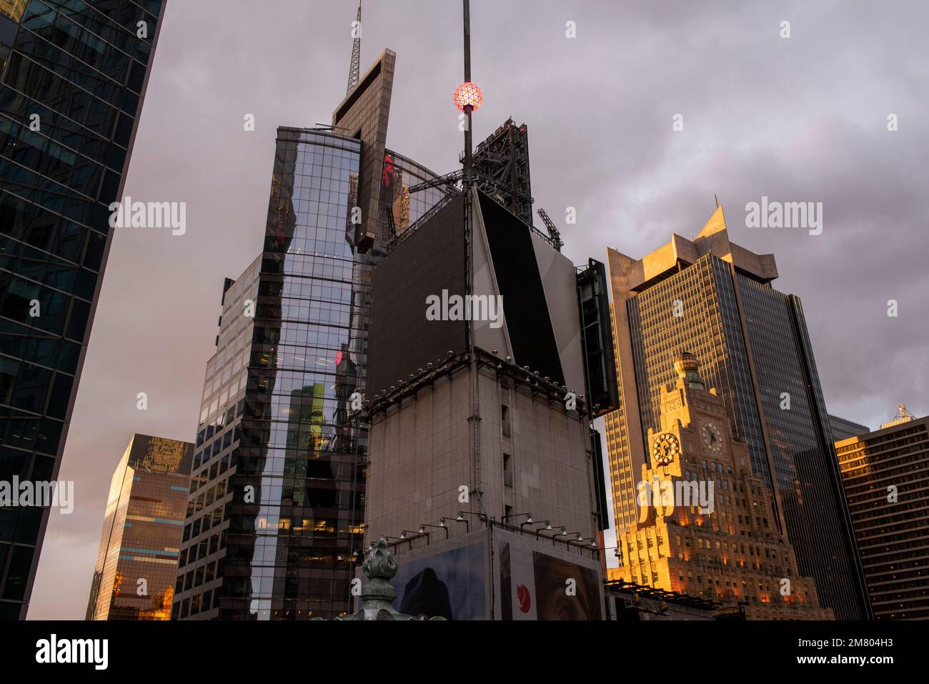 Der Times Square wurde vom Dach des Knickerbocker Hotels in Midtown Manhattan, New York, USA, eingefangen Stockfoto