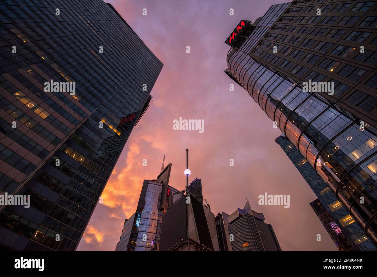 Der Times Square wurde vom Dach des Knickerbocker Hotels in Midtown Manhattan, New York, USA, eingefangen Stockfoto