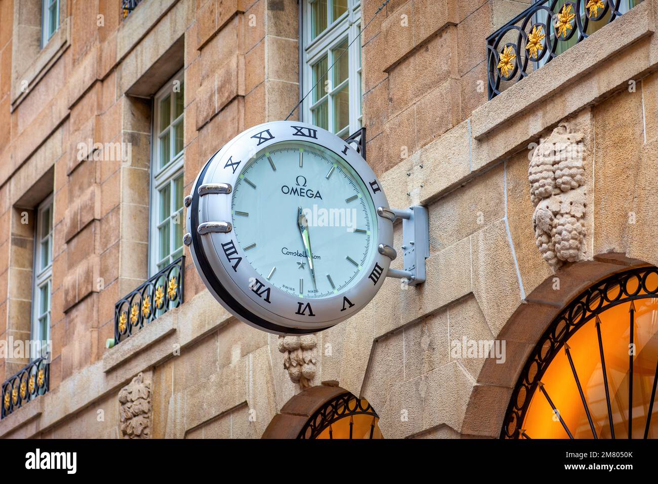 Omega-Uhr im Zentrum von Basel, Schweiz Stockfoto