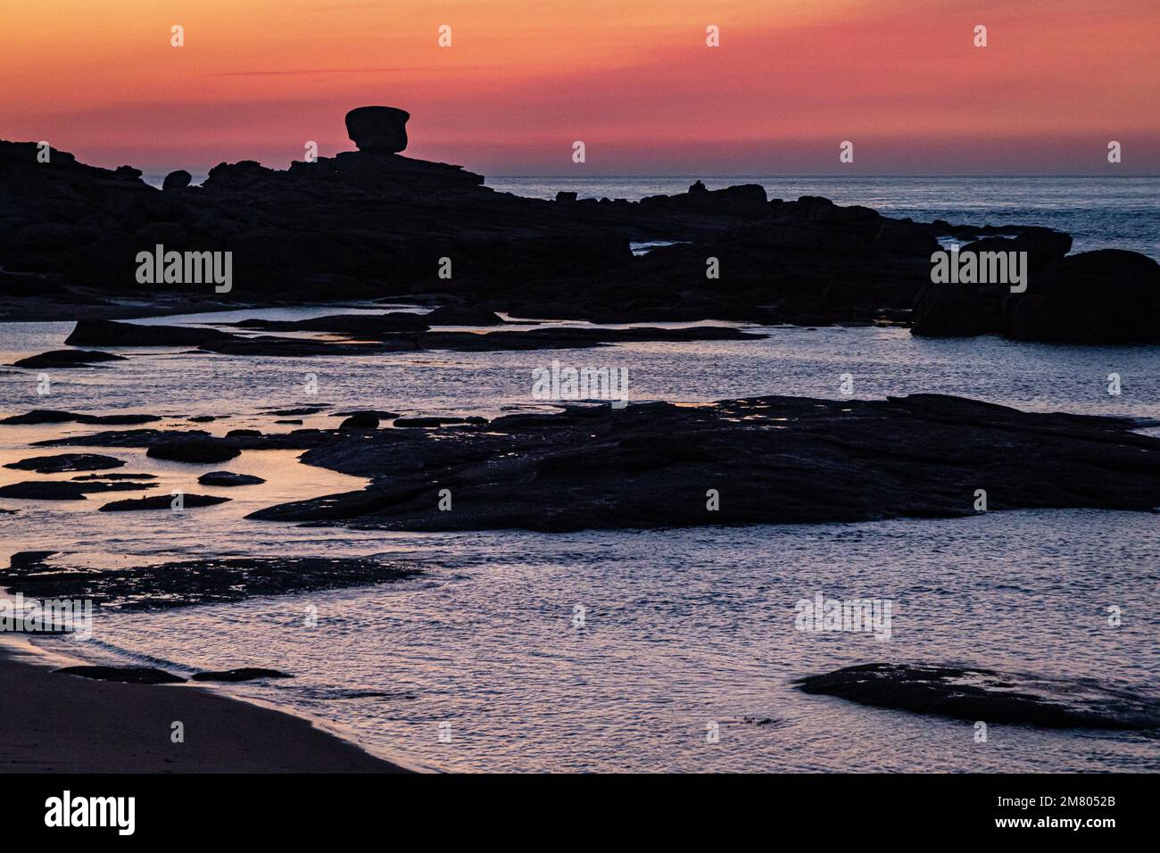 SONNENUNTERGANG ÜBER DEM KIESSTRAND VON TOUL DREZ, RENOTE ISLAND POINT, TREGASTEL, ROSA GRANITKÜSTE, COTES-D’ARMOR, BRITTANY, FRANKREICH Stockfoto