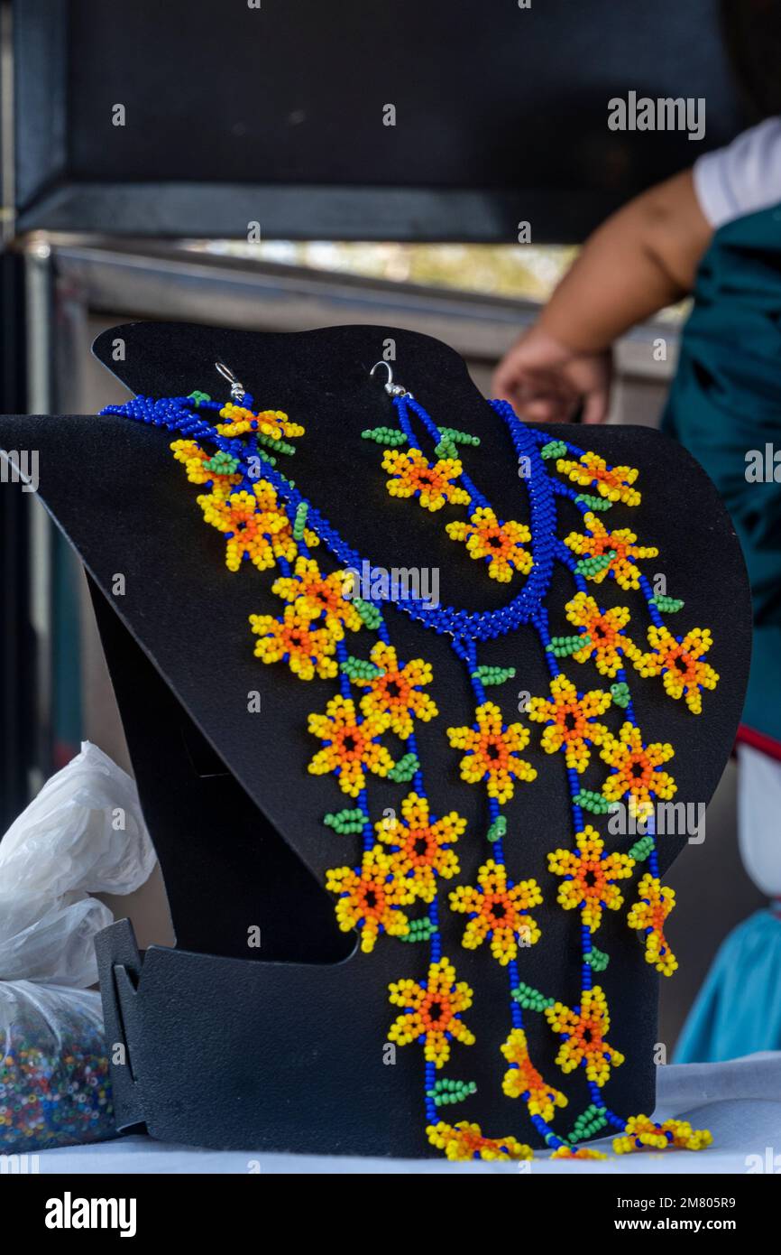 Mexikanische Huichol Perlenhalsketten mit Chaquira-Blüten auf dem Markt handgemachtes Kunsthandwerk sehr mühsam Stockfoto