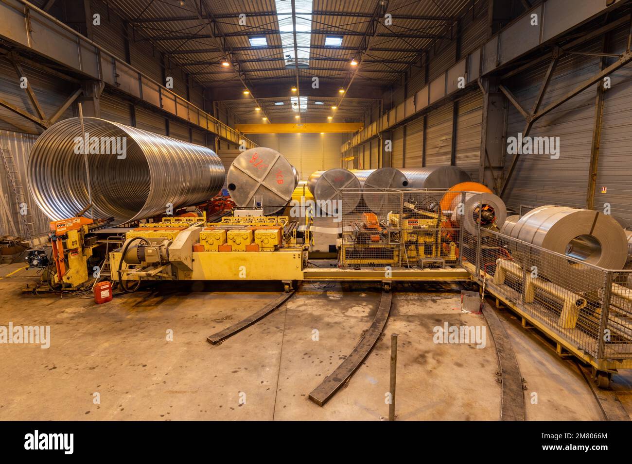 HERSTELLUNG VON STURMBECKEN UND METALLBEHÄLTERN, SAT, SOCIETE AIGLONNES DE TUBE, RAI, ORNE, NORMANDIE, FRANKREICH Stockfoto