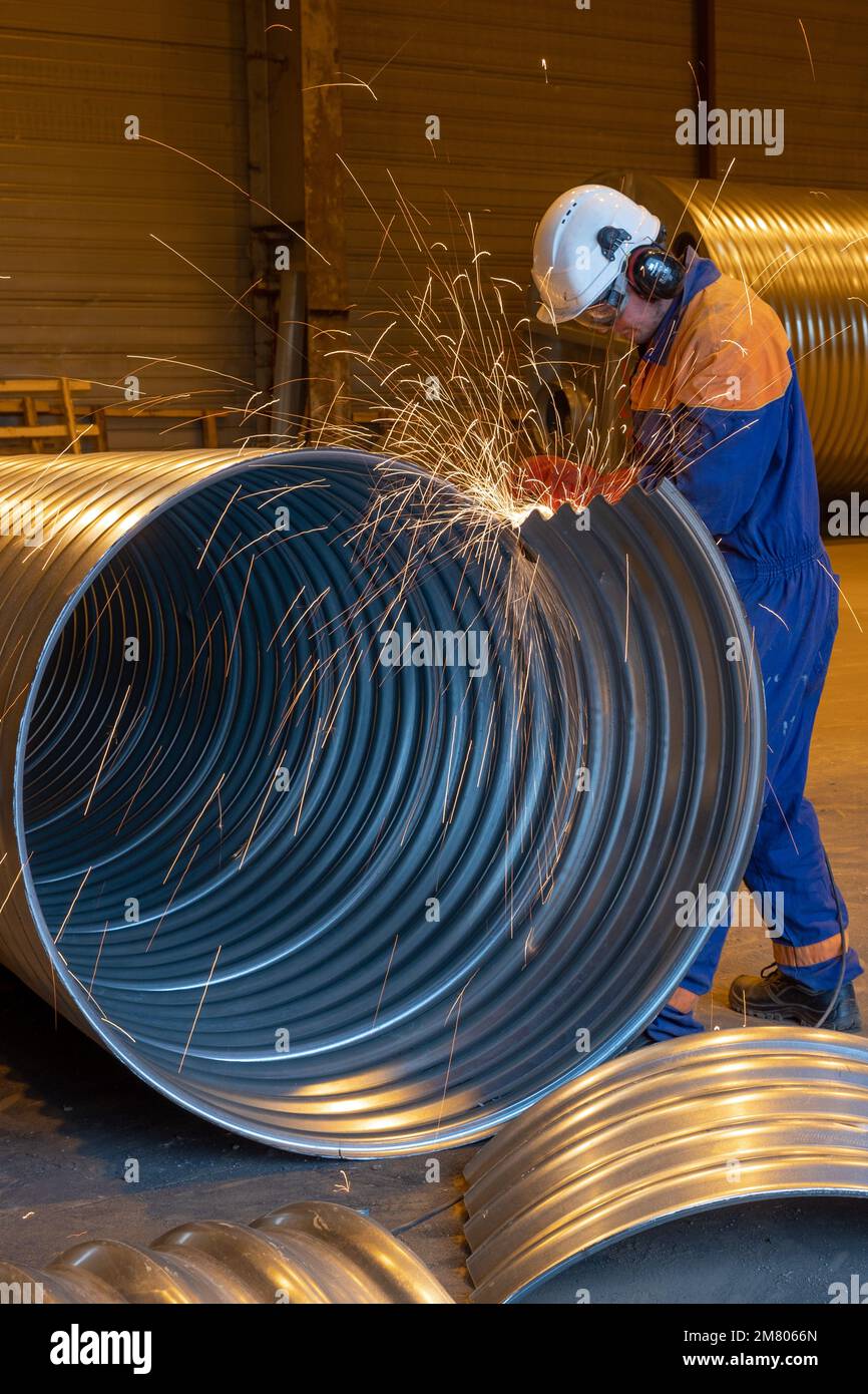 HERSTELLUNG VON STURMBECKEN UND METALLBEHÄLTERN, SAT, SOCIETE AIGLONNES DE TUBE, RAI, ORNE, NORMANDIE, FRANKREICH Stockfoto