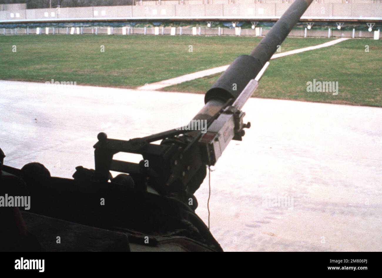 Eine Ansicht des M55-Lasertrainers, der am Revolver eines M60A1-Tanks befestigt ist. Basis: Fort Knox Bundesstaat: Kentucky (KY) Land: Vereinigte Staaten von Amerika (USA) Stockfoto