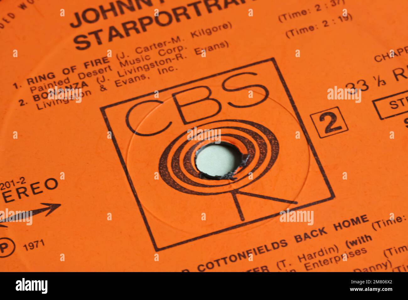 Viersen, Deutschland - November 9. 2022: Nahaufnahme des isolierten mittleren Lochs der Schallplatte mit dem Logo des Labels CBS Records Music Stockfoto