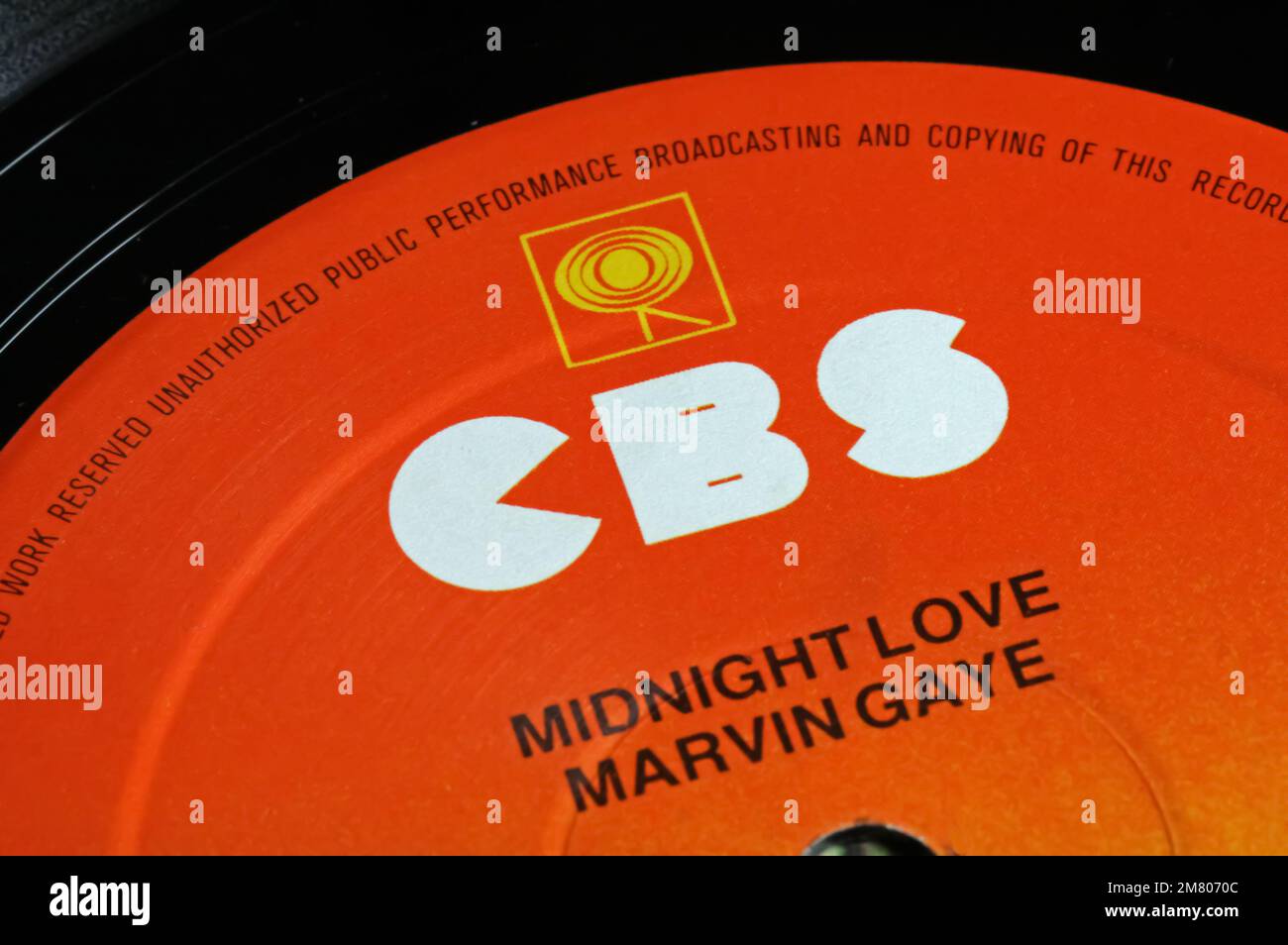 Viersen, Deutschland - November 9. 2022: Nahaufnahme der isolierten Schallplatte mit dem Logo des Musiketiketts CBS Records Stockfoto