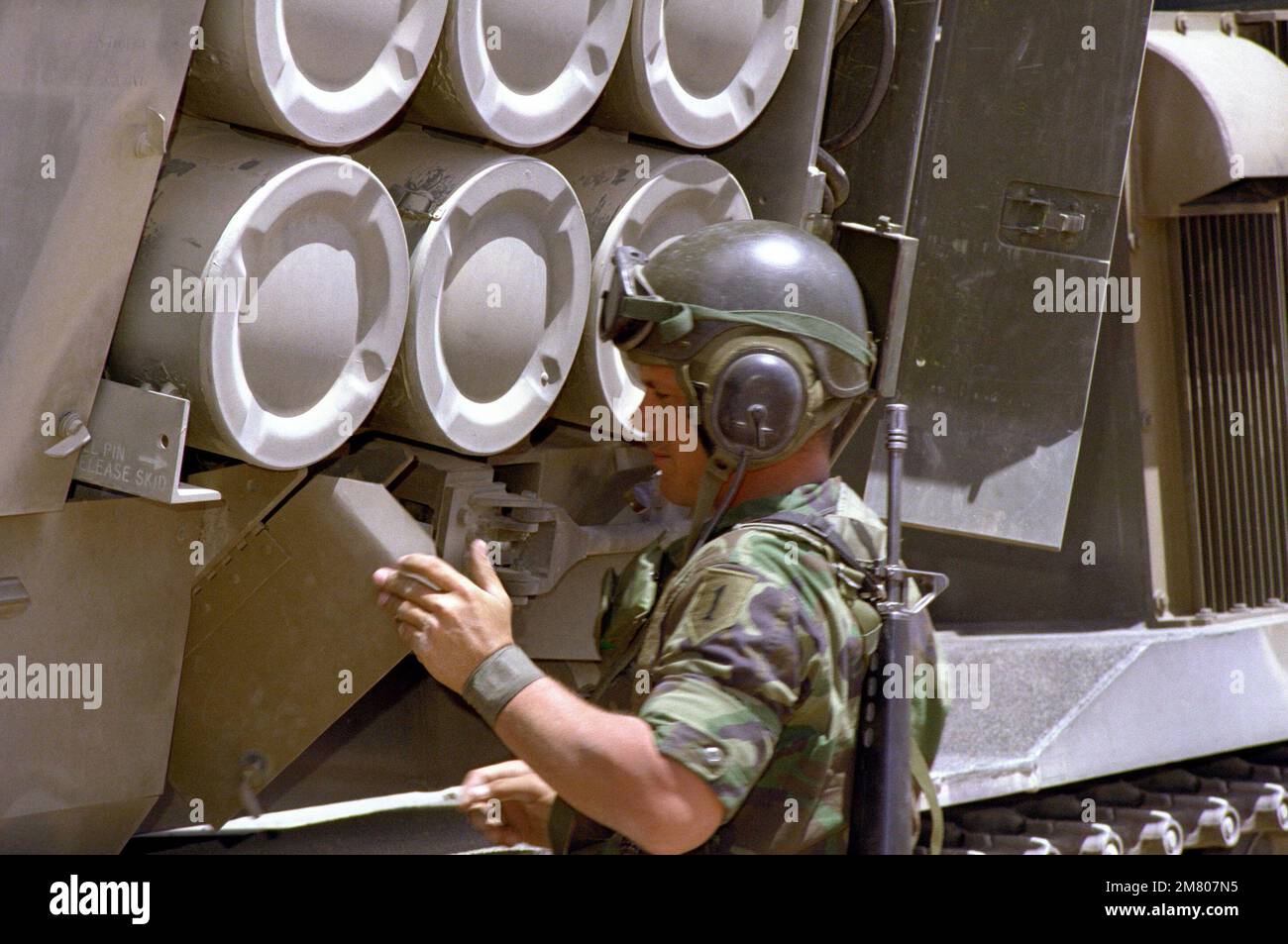 Mitglied der 3. Mrd., 6. Field Arty., 1. Infanterie Div., lädt mehrere Raketen des Launch Rocket System (MLRS) während einer Feuerübung in einen selbstfahrenden Laderstarter (SPLL). Basis: Fort Bliss Bundesstaat: Texas (TX) Land: Vereinigte Staaten von Amerika (USA) Stockfoto
