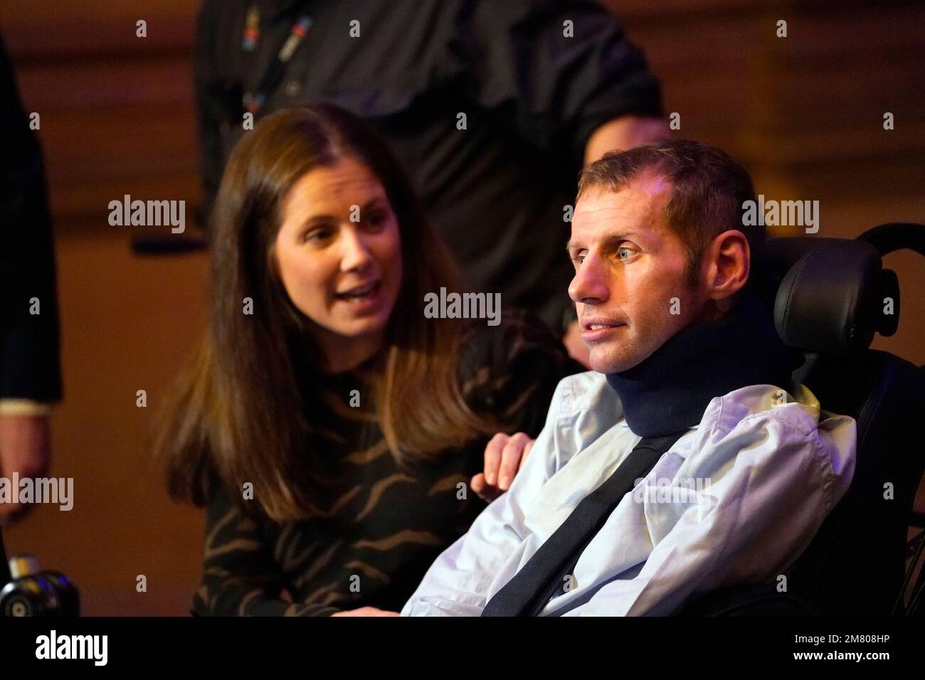 Rob Burrow mit seiner Frau Lindsey Burrow, als er die Freiheit der Stadt Leeds in Leeds Civic Hall in Anerkennung seiner Wahlkampf- und Spendenaktionen für alle, die von der Erkrankung der Motoneurone betroffen sind, erhält. Bilddatum: Mittwoch, 11. Januar 2023. Stockfoto