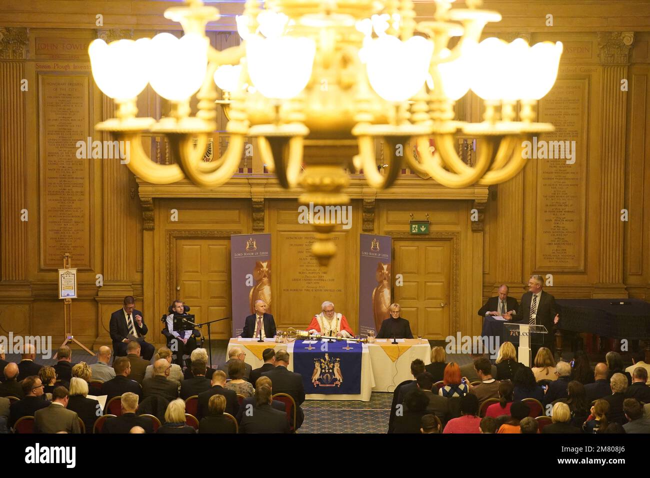 Rob Burrow erhält die Freiheit der Stadt Leeds in der Leeds Civic Hall in Anerkennung seiner Kampagnen und Spendenaktionen für alle, die von der Erkrankung der Motoneurone betroffen sind. Bilddatum: Mittwoch, 11. Januar 2023. Stockfoto