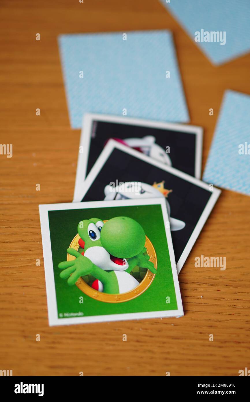 Ein vertikales Kartenfoto eines Ravensburger Super Mario-Erinnerungsspiels, in dem Yoshi auf einem Holztisch gezeigt wird Stockfoto