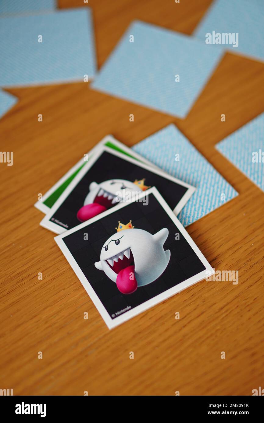 Ein vertikales Kartenfoto eines Ravensburger Super Mario-Erinnerungsspiels, das einen Geist auf einem Holztisch zeigt Stockfoto