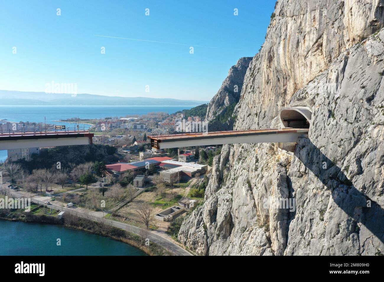 Luftaufnahme der Arbeiten auf der Brücke über Omis. In den Tunneln in Ost-Omis und Nord-Komorjak werden Abschnitte der Brücke, 60 Meter lang auf jeder Seite, installiert. Der Investor ist das Unternehmen Hrvatske ceste, für diesen Teil - die erste Phase der Schnellstraße Split-Omis in Omis, Kroatien, am 11. Januar 2023. Foto: Matko Begovic/PIXSELL Stockfoto