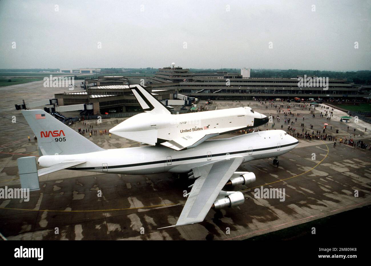 Eine rechte Seitenansicht des Space Shuttle Orbiter Enterprise und seines speziell modifizierten Transportflugzeugs 747, öffentlich ausgestellt am Flughafen Köln-Bonn. Die Enterprise ist fünf Tage vor der Paris Air Show am Flughafen. Land: Bundesrepublik Deutschland Stockfoto