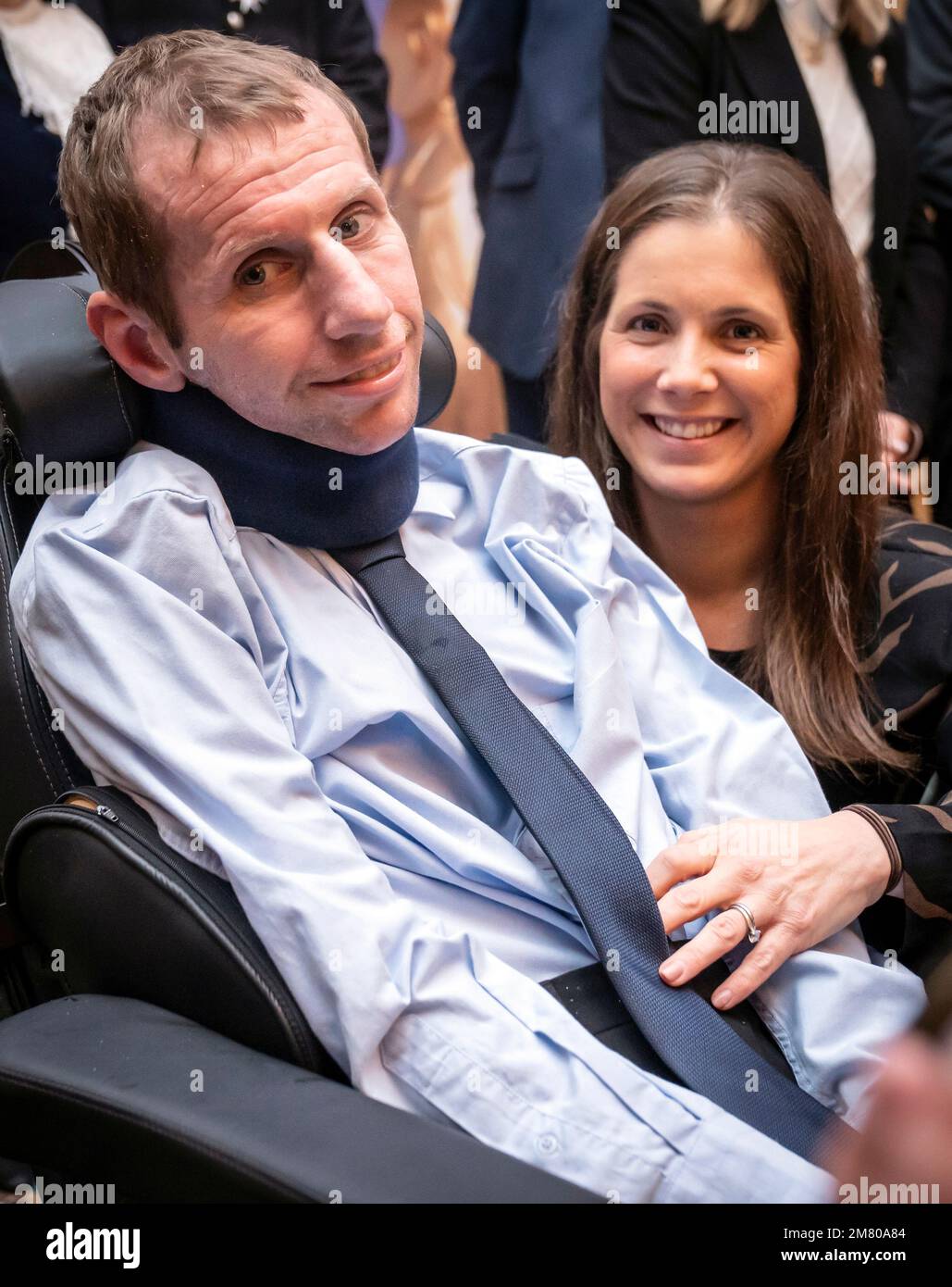 Rob Burrow mit seiner Frau Lindsey Burrow vor Mr. Burrow erhielt die Freiheit der Stadt Leeds in Leeds Civic Hall in Anerkennung seiner Wahlkampfarbeit und Spendenaktionen für alle, die von der Erkrankung der Motoneurone betroffen sind. Bilddatum: Mittwoch, 11. Januar 2023. Stockfoto