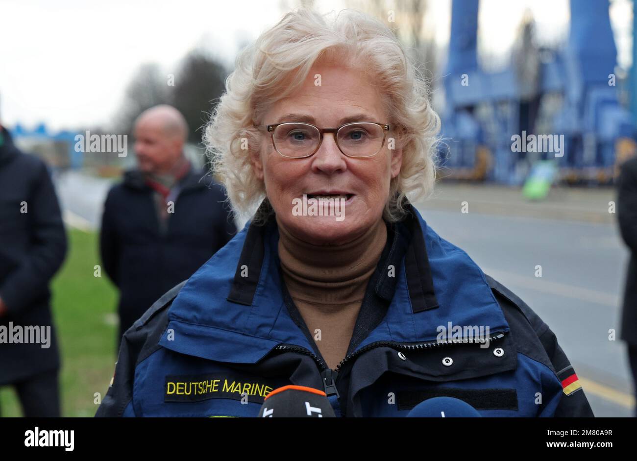 PRODUKTION - 11. Januar 2023, Mecklenburg-Vorpommern, Warnemünde: Christine Lambrecht (SPD), Bundesministerin für Verteidigung, gibt vor der feierlichen Inbetriebnahme des Mars auf der ehemaligen Werft MV Werften eine Presseerklärung ab. Auf dem neuen Marinearsenalgelände in Warnemünde sollen jährlich vier Marineschiffe überholt werden, und auch der Privatsektor erhält Aufträge im Wert von Millionen. Foto: Bernd Wüstneck/dpa Stockfoto