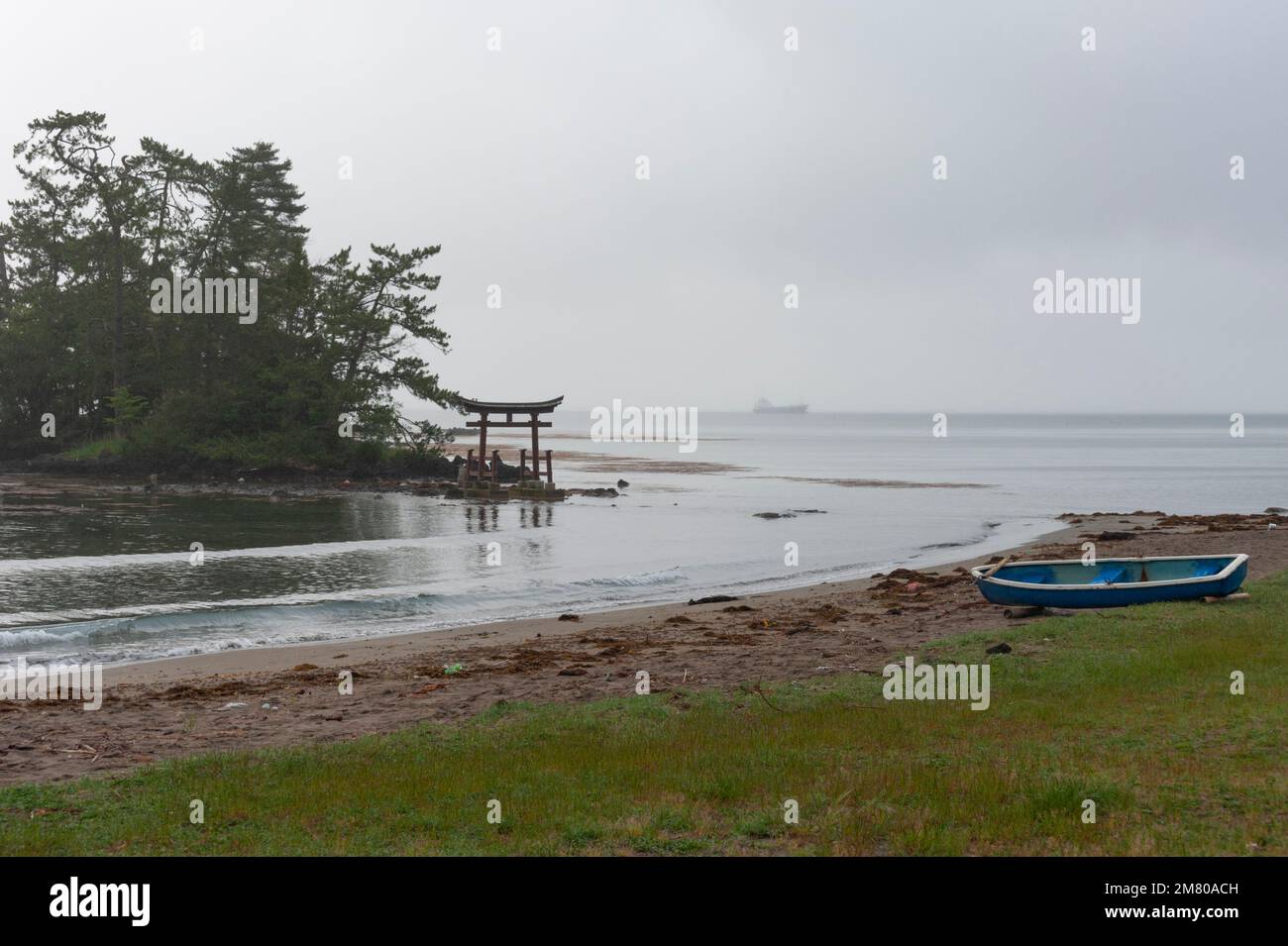 Das Torii-Tor und die Schreininsel Benten-jima, vor der Küste der Halbinsel Noto, Ishikawa, Japan. Stockfoto