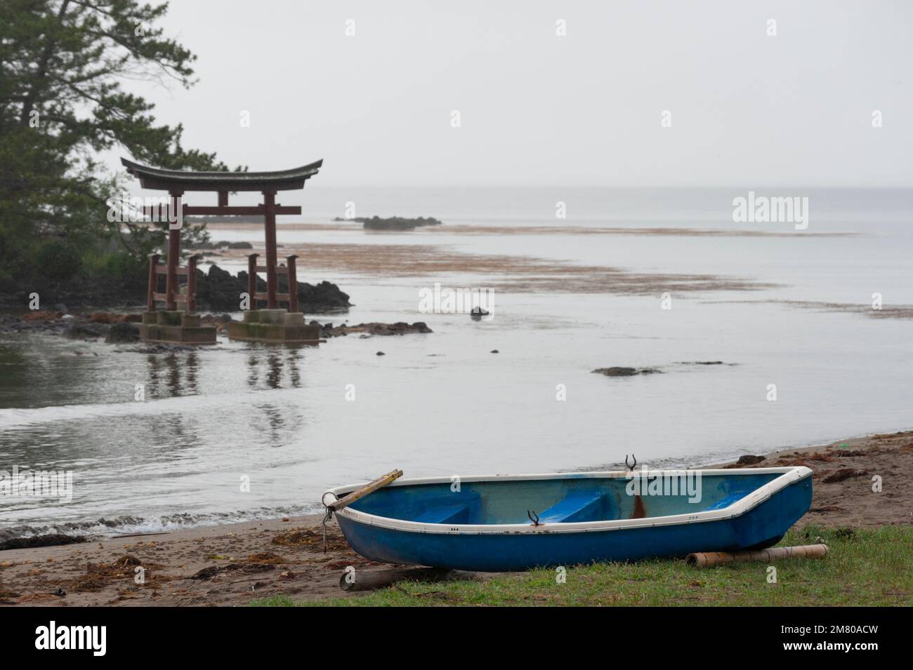 Das Torii-Tor und die Schreininsel Benten-jima, vor der Küste der Halbinsel Noto, Ishikawa, Japan. Stockfoto