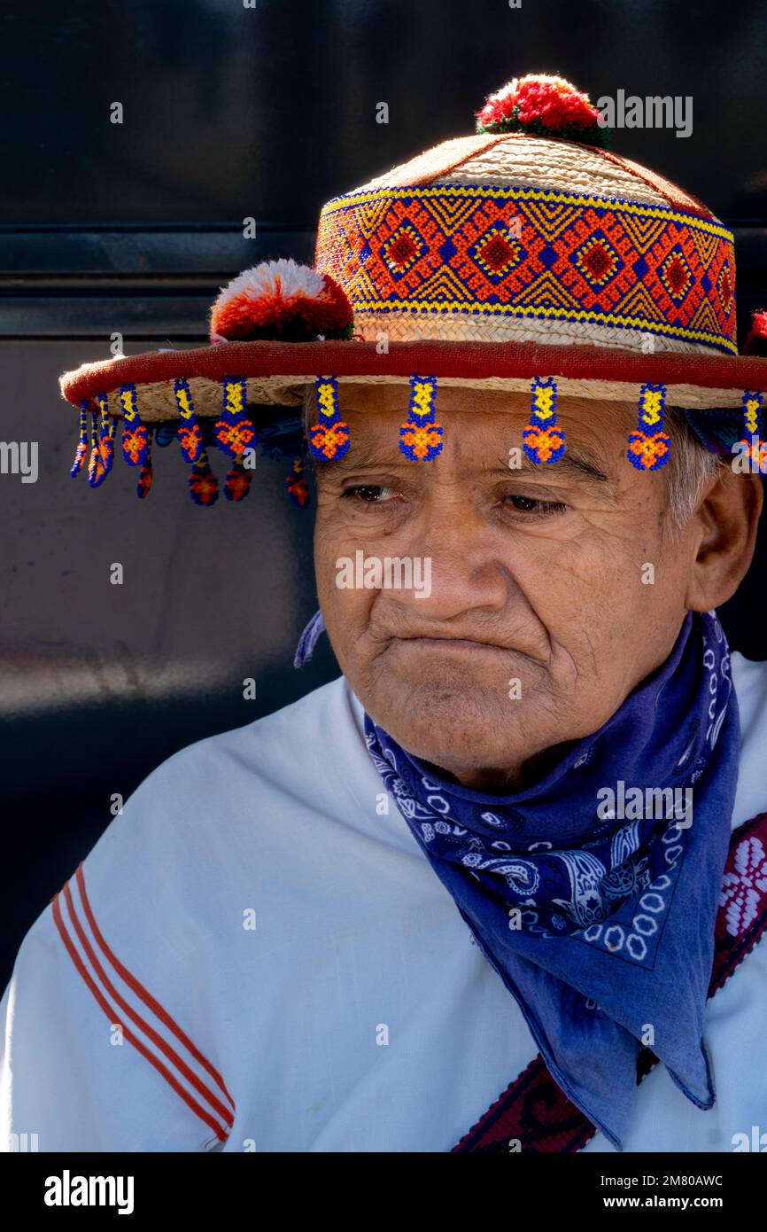 Ein alter Mann der huichol wixarika Kultur mit seinem traditionellen Hut, der sein Kunsthandwerk in mexiko verkauft Stockfoto