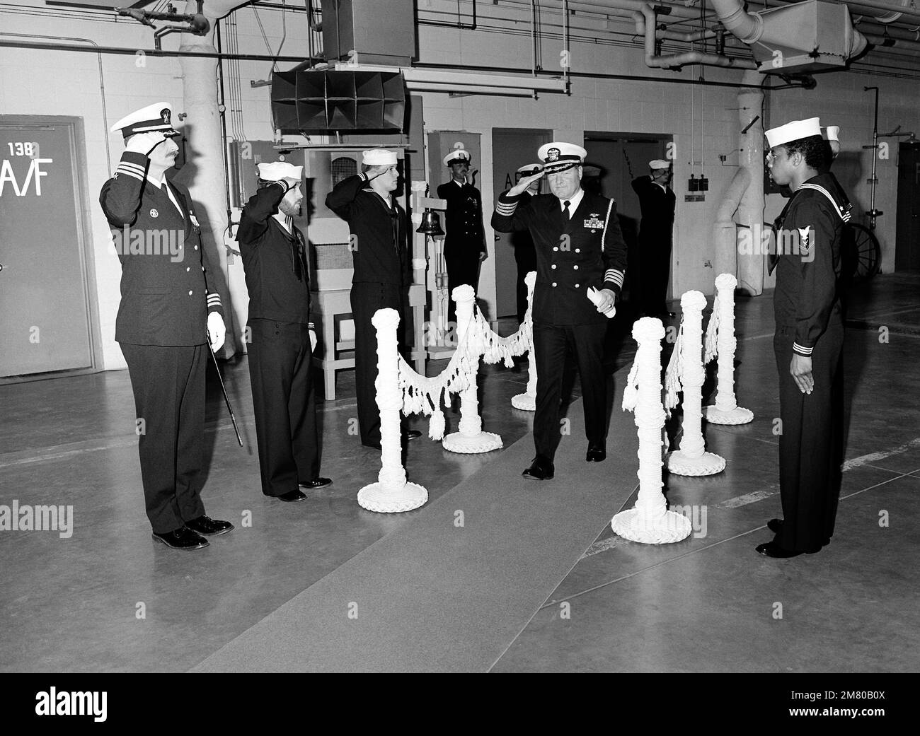 CAPTAIN James McKenzie ist während der Zeremonie zum Kommandowechsel für die taktische Elektronische Kriegsführung 131. (VAQ-131) an Bord. Die Zeremonie fand in Hangar Acht statt. Basis: Marine Air Station Whidbey Island Staat: Washington (WA) Land: Vereinigte Staaten von Amerika (USA) Stockfoto