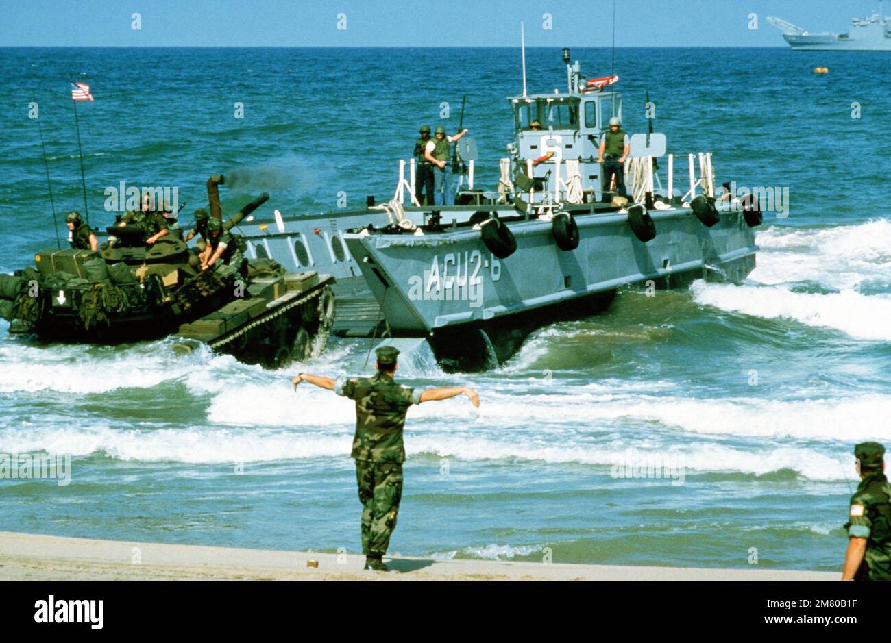 Marines an Bord eines M60-Panzers kommen von einem Landungsschiff an Land und nehmen als Mitglieder einer multinationalen Friedenstruppe Teil. Basis: Beirut Land: Libanon (LBN) Stockfoto