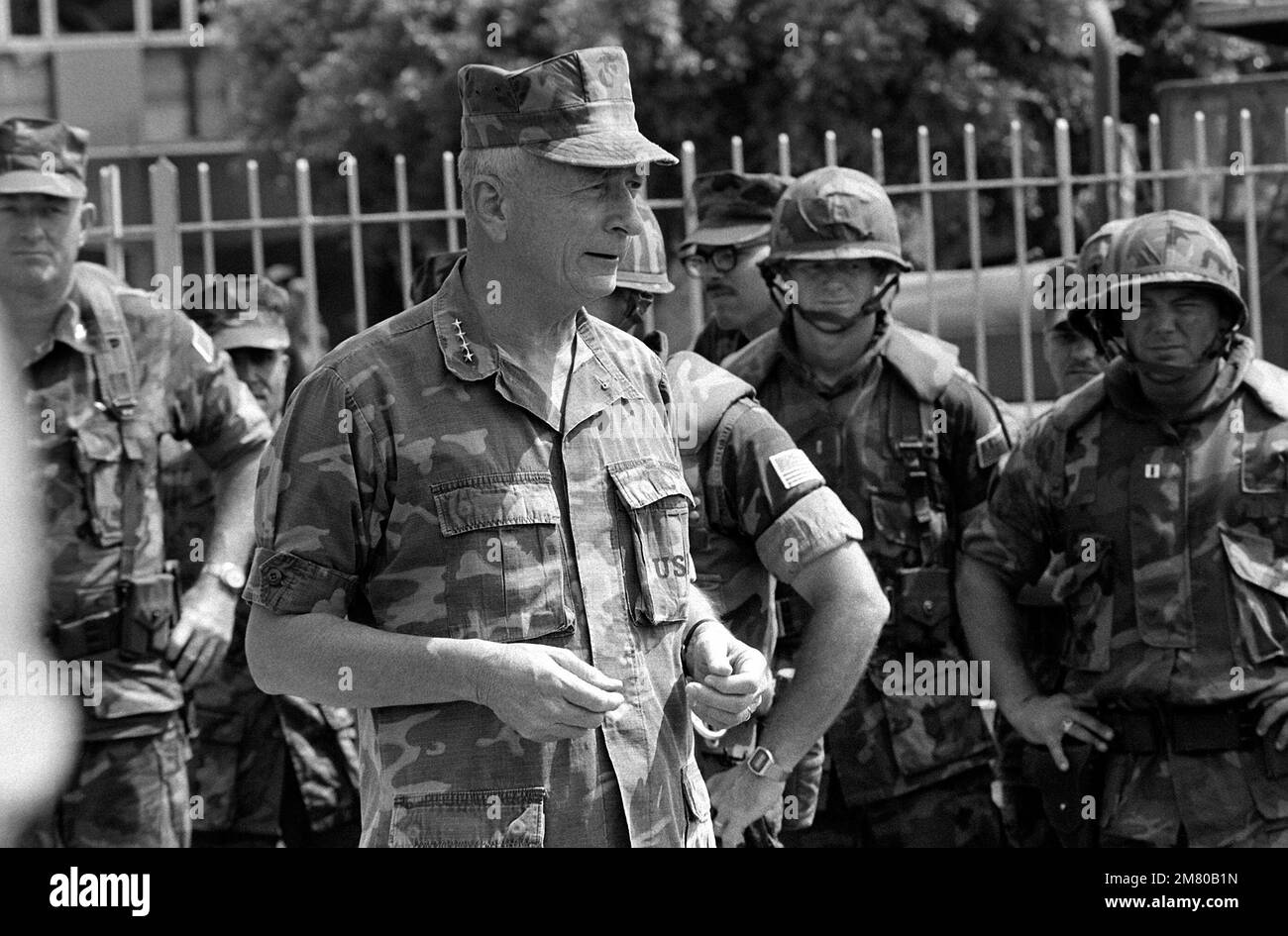 GENERAL Robert H. Barrow, Befehlshaber des Marine Corps, spricht mit