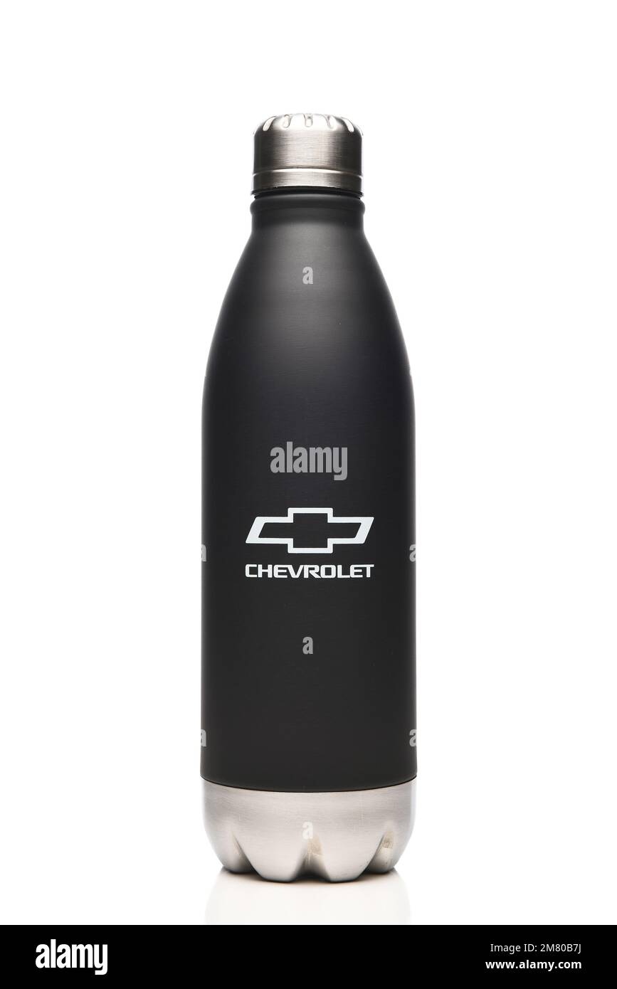 IRVINE, KALIFORNIEN - 7. JANUAR 2023: Eine wiederverwendbare Wasserflasche aus Aluminium mit einem Chevrolet Bowtie Logo. Stockfoto