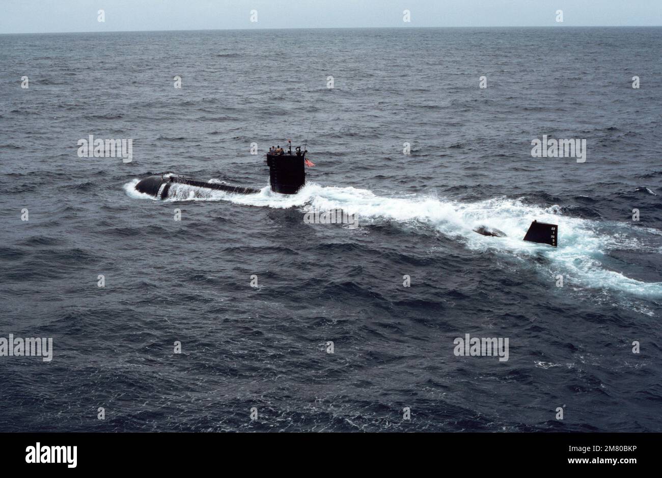 Ein Luftblick auf das U-Boot USS DOLPHIN (AGSS 555), das vor der Küste Südkaliforniens unterwegs ist. Land: Pazifik (POC) Stockfoto